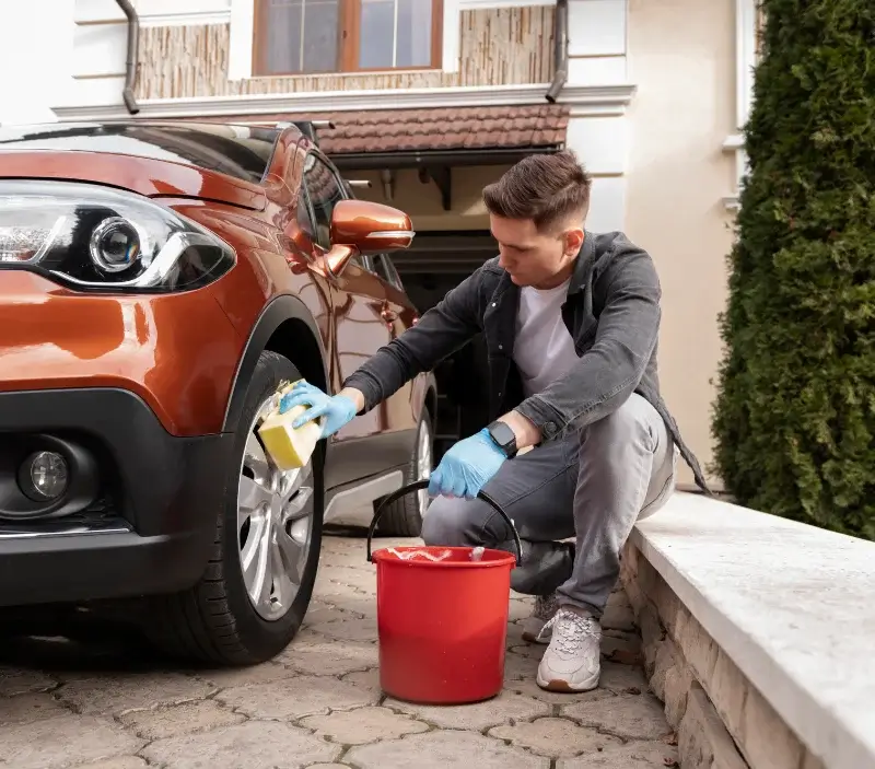 Lavage auto à domicile Valros : professionnel intervenant sur un véhicule
